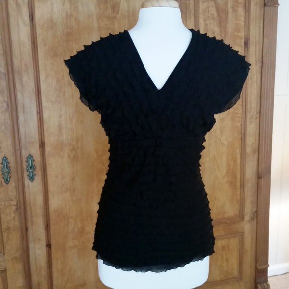 Jennie and Marlis V-Neck Black Ruffle Top. Size Med - Picture 6 of 7